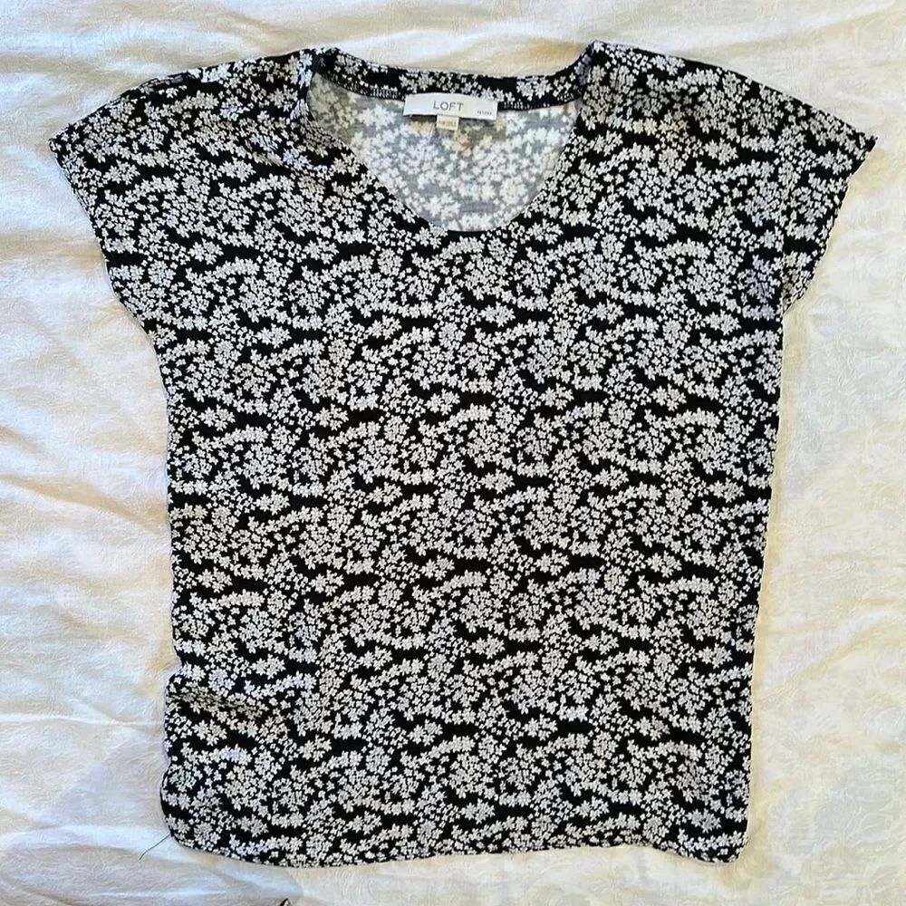 Loft Women’s Silky Tshirt Navy Floral Cap Sleeves Size XXSP